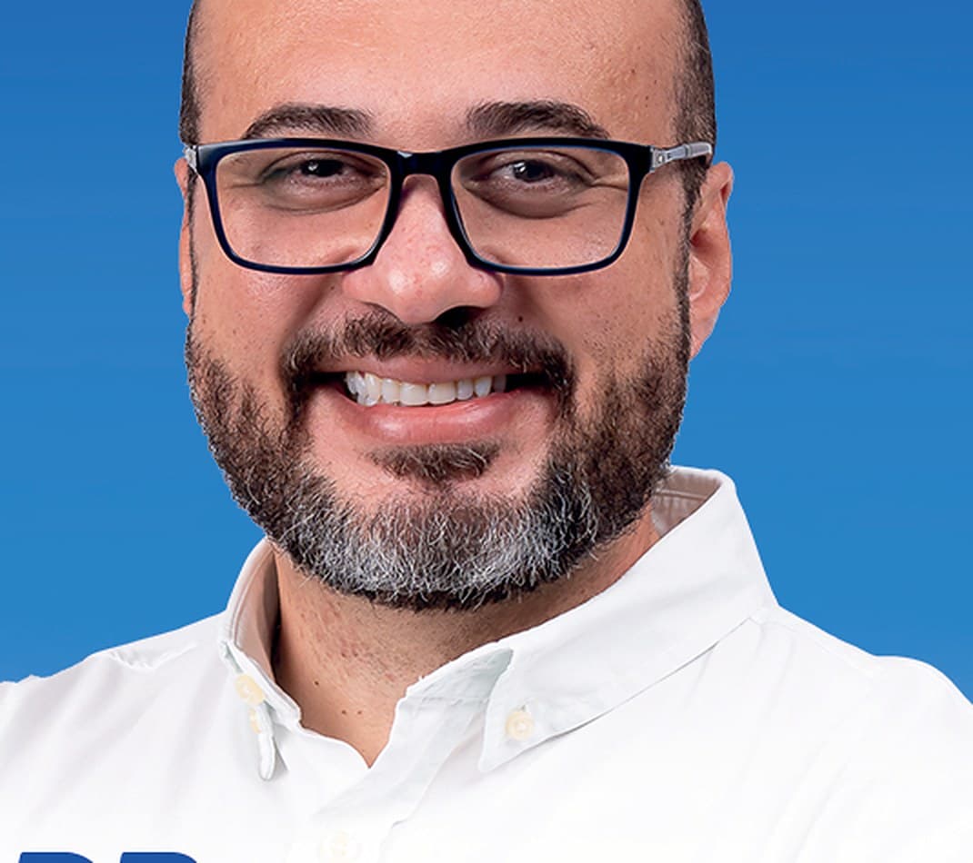 Retrato oficial de Dr. Leonardo, sorrindo, de camisa branca