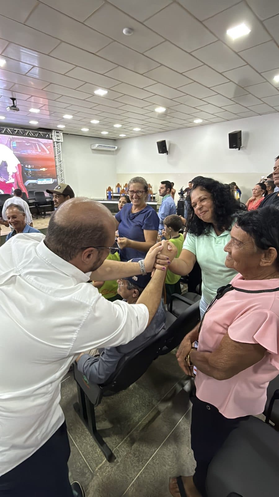 Dr. Leonardo cumprimenta moradores em encontro comunitário lotado