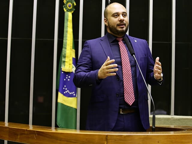 Dr. Leonardo discursando na tribuna da Câmara dos Deputados, com a bandeira do Brasil ao fundo